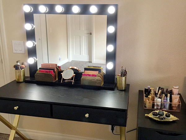 Gương có đèn giúp việc trang điểm tiện hơn