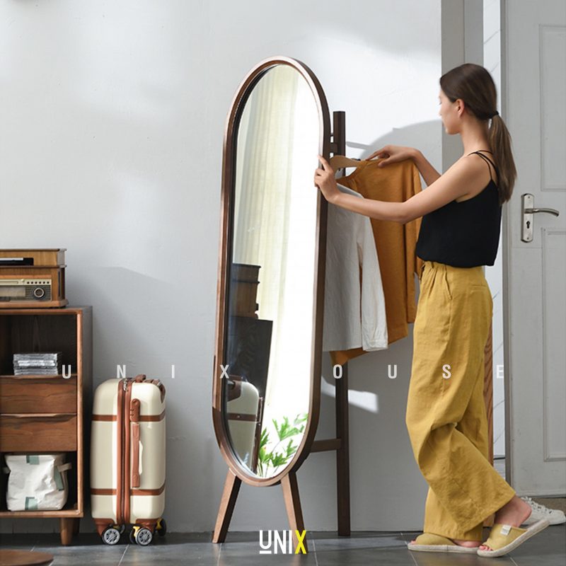 Gương chân đứng Oval khung gỗ óc chó trong không gian nội thất