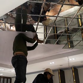 thi công gương ốp trần nhà