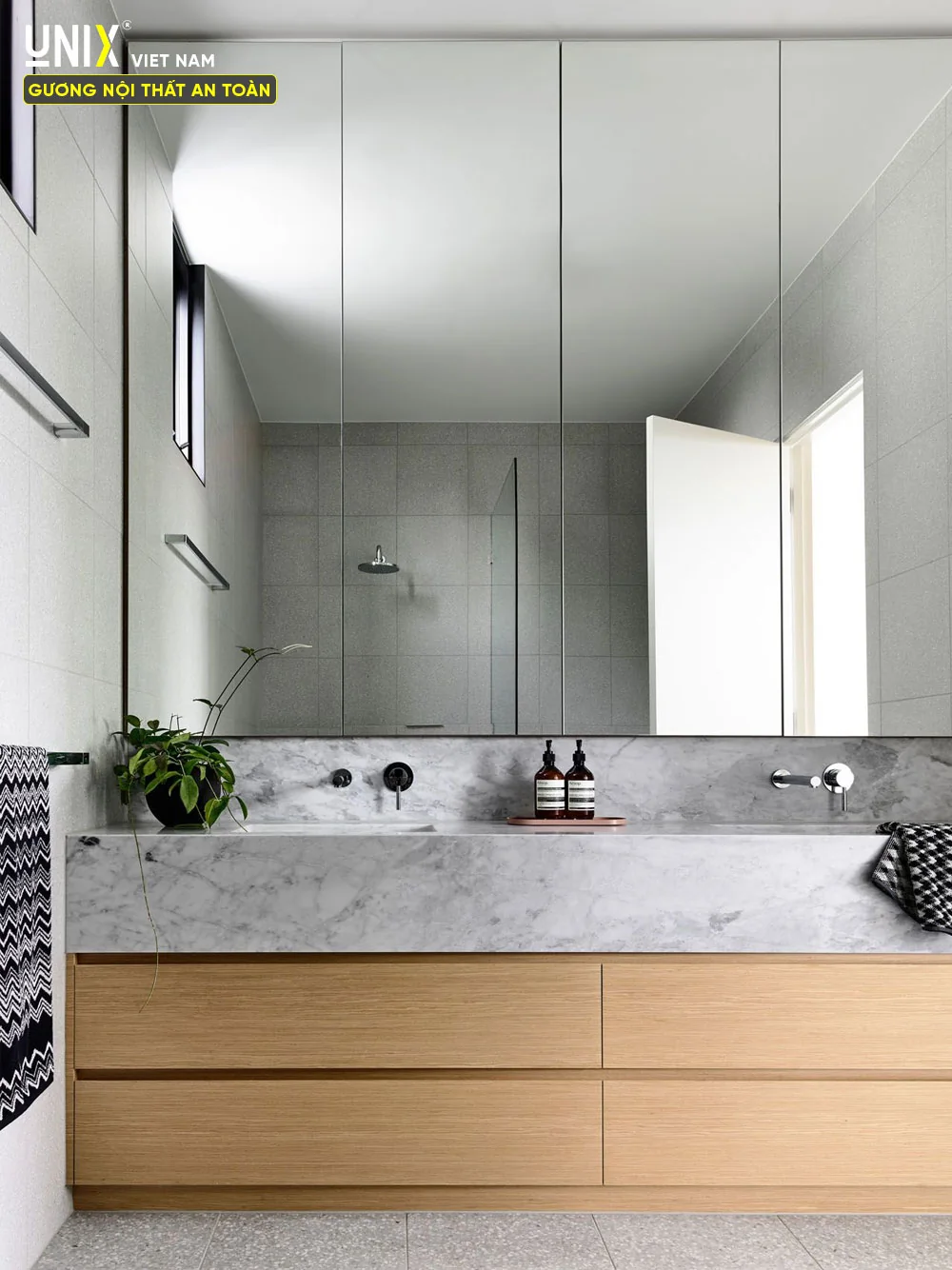 Gương lớn phủ rộng theo chiều dài tủ lavabo