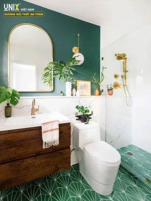 Gương vòm cân đối với lavabo trong phòng tắm nhỏ