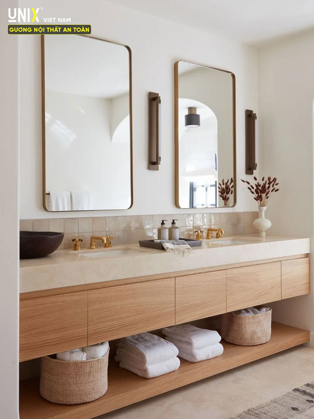 Hai gương chữ nhật trên mặt bàn lavabo dài